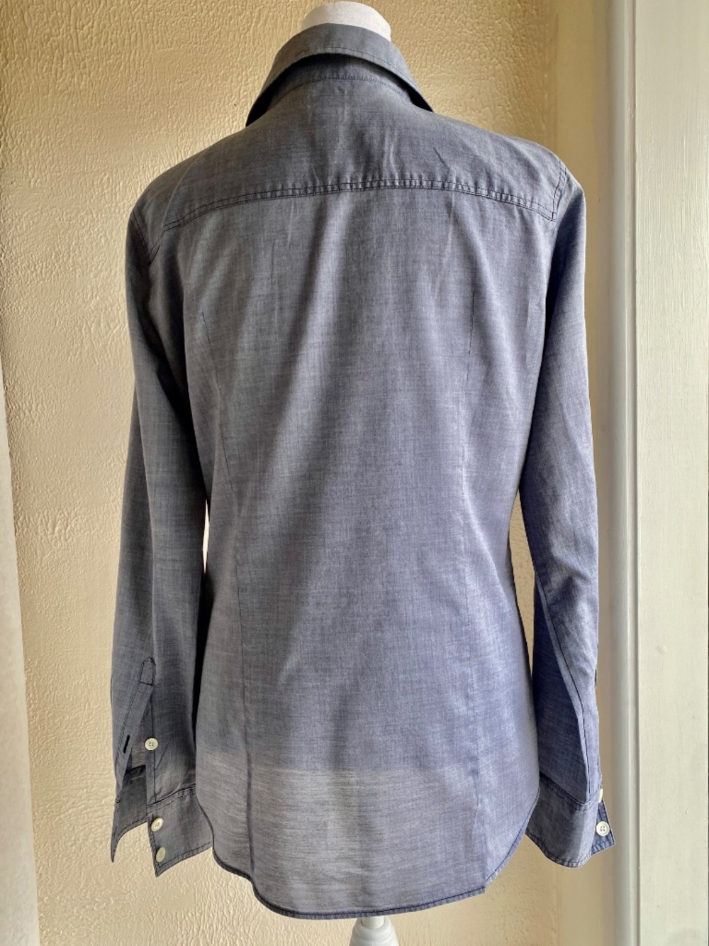 J. Crew The Perfect Shirt cotton long sleeve button-down in blue chambray Size 6 - Picture 4 of 11